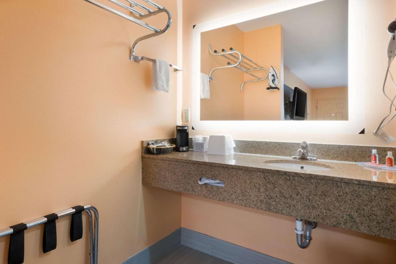 Econo Lodge Ripley Bagian luar foto
